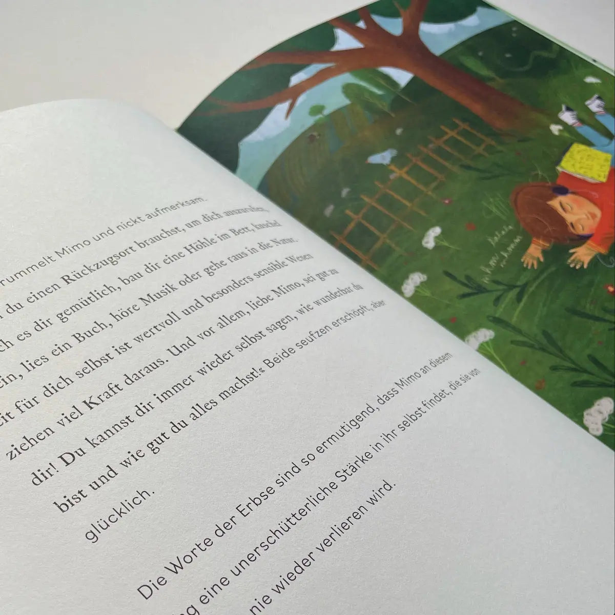 Innenseite Kinderbuch Mimo – illustration Mädchen Garten Rückzugsort franzizo
