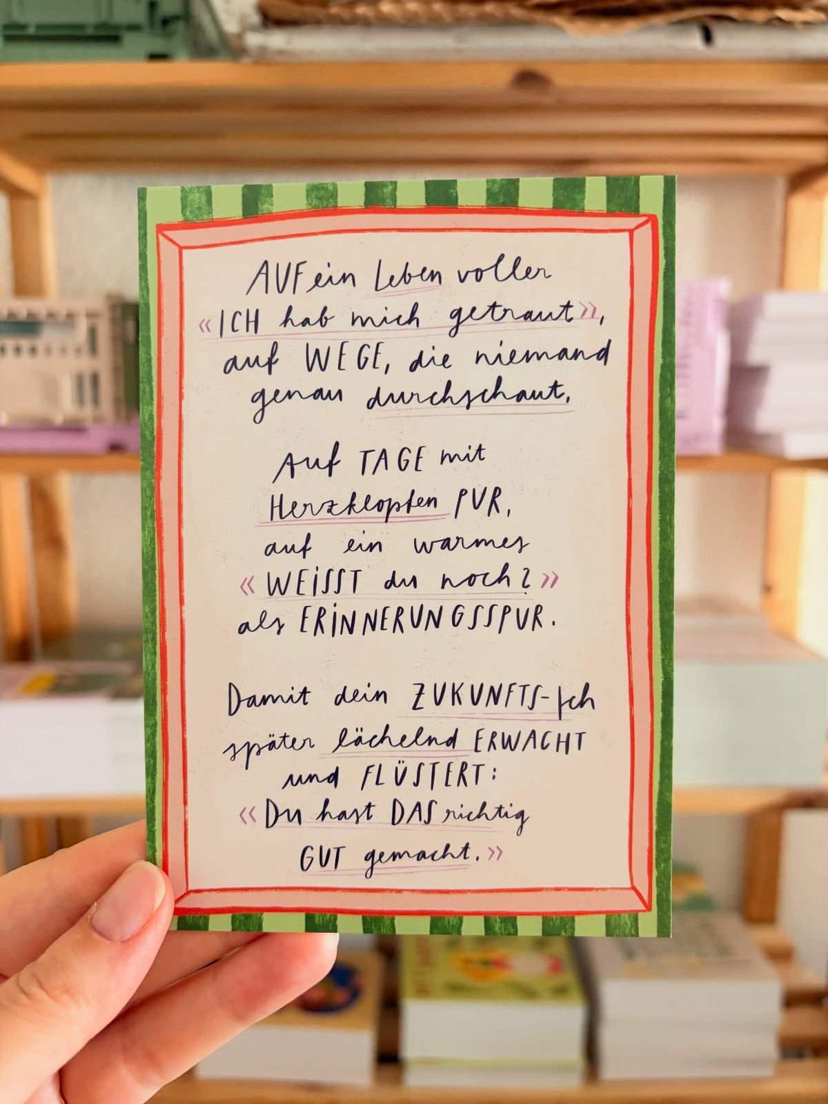 Postkarte "Ein Leben" von Franzizo in der Hand gehalten 
